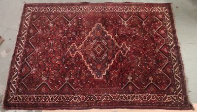 Un tapis oriental est posé sur le sol dans une pièce.