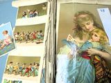 un livre ouvert sur lequel figure l'image d'une femme tenant un enfant dans ses bras