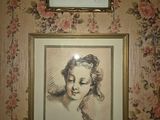 le portrait d'une femme accroché au mur