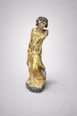 une image représentant une statue d'une femme vêtue d'une robe dorée
