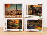quatre pièces de puzzle de tailles et de formes différentes posées sur une table