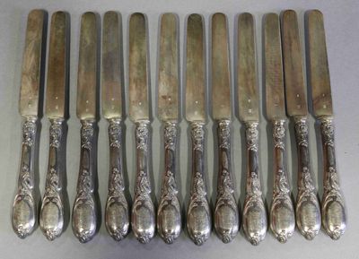 six couteaux en métal argenté et six couteaux à manche ouvragé