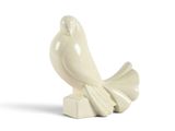 une figurine d'oiseau blanc posée sur un bloc