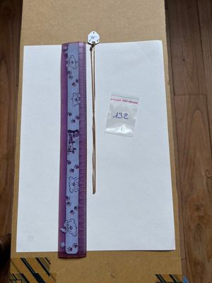 une feuille de papier et une règle posées sur une table