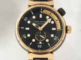 une montre noire et dorée montée sur un bracelet en cuir noir