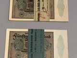 deux anciens billets de banque allemands posés l'un à côté de l'autre sur une table