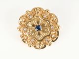 une image d'un gros plan d'une bague en or avec une pierre bleue