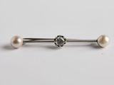 une paire de piercings au nez en forme de perles sur fond blanc