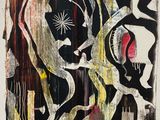 une image représentant une peinture en noir et blanc sur laquelle figure une fleur rouge
