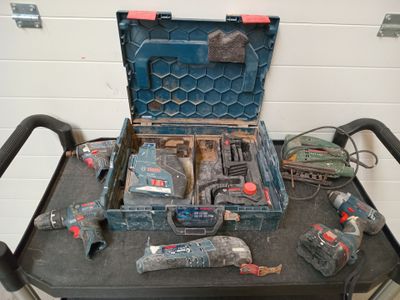 une boîte à outils contenant des outils, posée sur une table