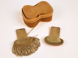 deux paires de chaussures et un chapeau posés sur une surface blanche