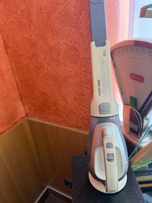 un aspirateur posé sur une table