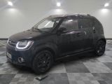 une photo d'un 4x4 noir garé dans un garage
