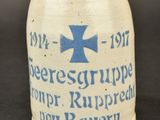 une tasse ornée d'une croix bleue, posée sur une table
