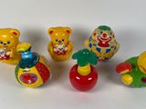 cinq petites figurines d'oursons sur un fond blanc