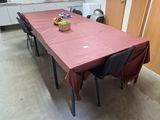 une table recouverte d'une nappe rouge dans une pièce