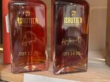 deux bouteilles d'alcool posées sur une étagère dans un magasin