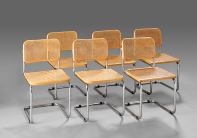 quatre chaises en bois avec des pieds en métal et une assise en osier