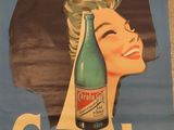 une affiche vintage représentant une femme tenant une bouteille de bière Carolina