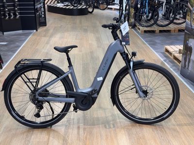 une photo d'un vélo garé dans un magasin