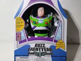 figurine Buzz l'Éclair dans sa boîte, posée sur une surface blanche