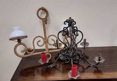 un bougeoir surmonté d'une corde