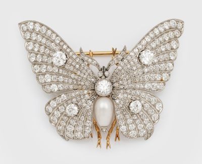 une broche en forme de papillon ornée de diamants et de perles