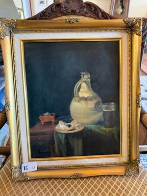 une peinture à l'huile représentant un pichet blanc posé sur une table à côté d'une chaise