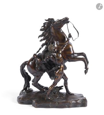 statue représentant un homme à cheval, avec un lasset sur le dos