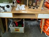 un petit bureau sur lequel se trouvent de nombreux objets