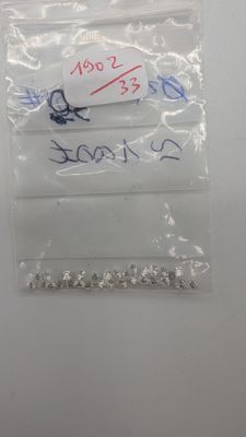 un gros plan sur un morceau de plastique posé sur une surface blanche