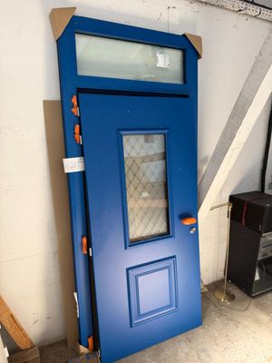 une porte bleue avec une fenêtre au milieu d'une pièce
