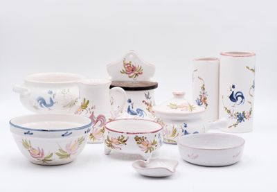 de nombreux types de plats et de tasses en porcelaine sur la table