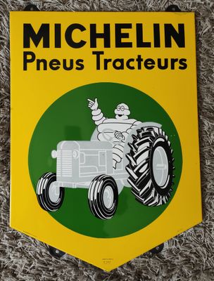 un panneau jaune et noir sur lequel figure l'image d'un homme au volant d'un tracteur