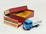 un camion jouet posé à côté d'une boîte