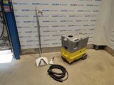 une machine posée sur le sol à côté d'un mur