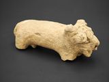 une vieille figurine en pierre représentant un lion sur fond noir