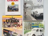 trois livres posés sur une table, avec une voiture et une autre voiture devant eux