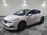 la voiture blanche est garée sur le sol à carreaux d'une pièce