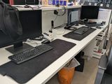 un bureau d'ordinateur équipé d'un clavier et d'un écran