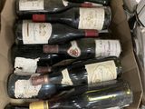 plusieurs bouteilles de vin dans un carton posé sur le comptoir