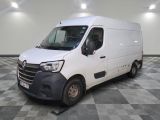 la photo d'une camionnette blanche garée dans une pièce