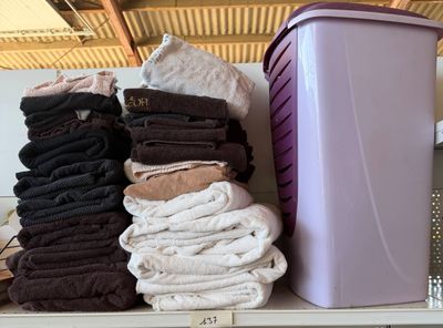 beaucoup de serviettes sur une étagère dans un magasin