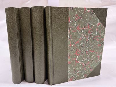 trois livres sont empilés sur une surface blanche