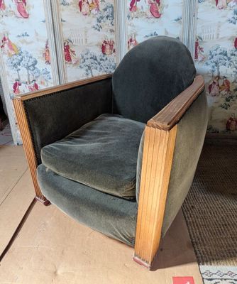 a chair that is sitting in the middle of a room