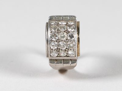 une image d'une bague en diamant sur une surface blanche