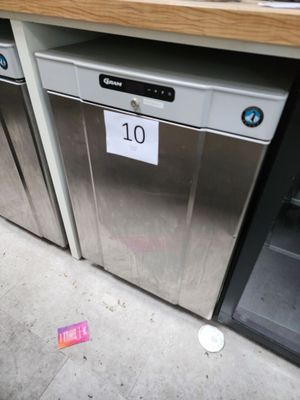 un réfrigérateur avec une étiquette de prix dans un magasin
