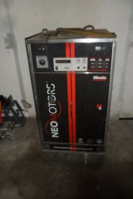 un distributeur automatique qui se trouve dans une pièce