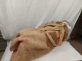 un sac en toile de jute taché de sang posé sur une chaise