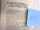une feuille de papier posée sur un livre ouvert